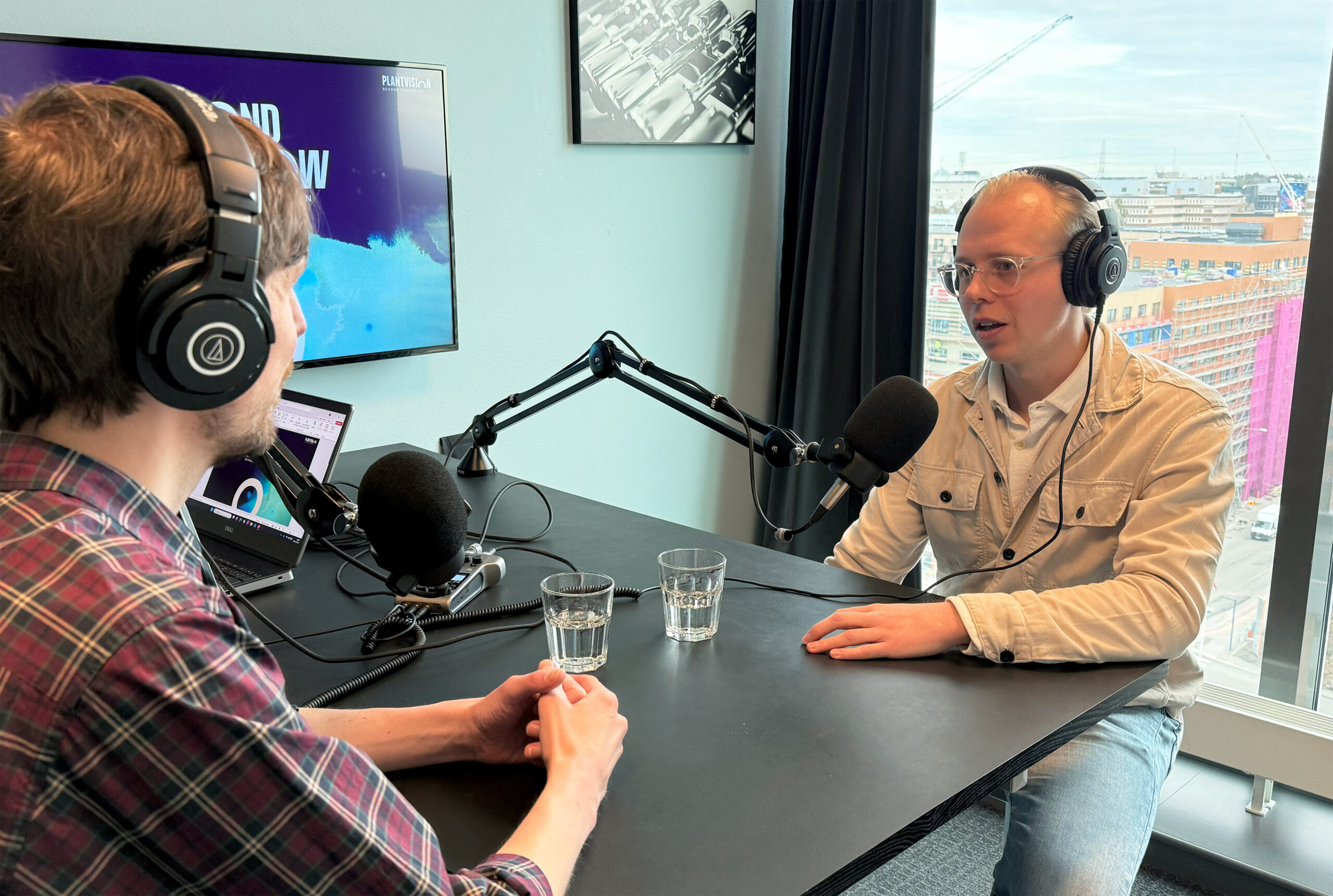 Mattias Anderson samtalar med David Buresund, vd för Regnora under en podcast inspelning
